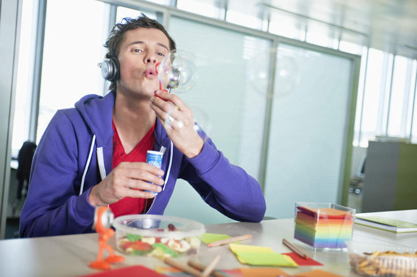 西方人,一个人,商务人士,商务男性,坐,横图,室内,白天,正面,游戏,快乐,满意,幸福,电脑,笔记本电脑,窗户,门,桌子,餐具,玩具,椅子,欧洲,欧洲人,仅一个男性,仅一个人,仅一个中年男性,握,阴影,套装,服装,反射,网络,碟子,盘,影子,百叶窗,墙,音响,音乐,玩,注视,休闲装,娱乐,通讯设备,墙壁,墙面,衣服,盘子,耳机,会议椅,碟,门框,吹,观察,看,享受,休闲,休闲服,连帽衫,放松,益智,握着,服饰,观看,活动,办公椅,察看,无线,舒适,享乐,发泄,关注,消遣,智力,通信设备,商务装,无线网络,帽衫,泡泡机,无线上网,便携式电脑,工薪阶层,宣泄,商务椅,培训椅,手提电脑,男人,男性,中年男性,白种人,白领,上班族,玩耍,嬉戏,坐着,半身,彩图