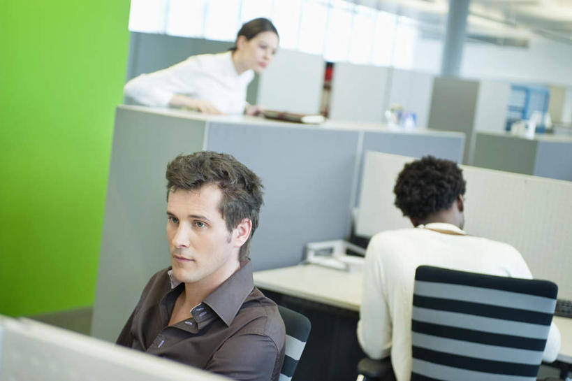 西方人,背部,三个人,同事,商务人士,商务男性,商务女性,办公室,站,坐,横图,室内,白天,正面,衬衫,成功,合作,团队,集体,信心,电脑,显示器,鼠标,键盘,窗户,家具,桌子,椅子,欧洲,欧洲人,阴影,套装,反射,网络,影子,办公桌,墙,注视,输入设备,通讯设备,队伍,玻璃窗,墙壁,墙面,会议椅,观察,看,站着,台式电脑,观看,办公椅,察看,领导,成就,关注,通信设备,商务装,合伙,领袖,工薪阶层,输出设备,办公家具,商务椅,培训椅,男人,男性,年轻女性,女人,女性,中年男性,白种人,白领,上班族,站立,坐着,半身,彩图,衬衣