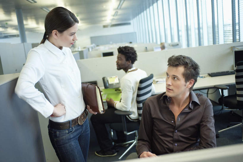 西方人,三个人,同事,商务人士,商务男性,商务女性,办公室,站,坐,横图,室内,白天,正面,衬衫,成功,合作,团队,集体,信心,窗户,家具,桌子,照明,欧洲,非洲,黑人,欧洲人,一排,许多,握,阴影,套装,整齐,光线,材料,档案,文件,影子,办公桌,灯光,扭头,注视,手叉腰,队伍,顶灯,玻璃窗,灯,排列,资料,灯具,叉腰,观察,看,站着,转头,握着,观看,照亮,察看,领导,照明设备,成就,队列,关注,文档,商务装,合伙,领袖,工薪阶层,办公家具,男人,男性,年轻女性,女人,女性,中年男性,白种人,非洲人,白领,上班族,站立,坐着,半身,彩图,衬衣