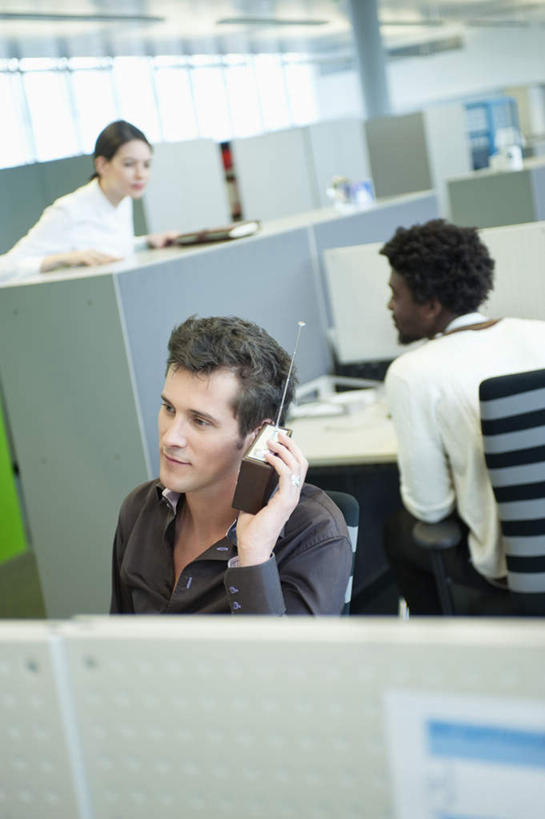 西方人,背部,三个人,同事,商务人士,商务男性,商务女性,办公室,站,坐,竖图,室内,白天,正面,衬衫,成功,合作,团队,集体,信心,电脑,显示器,鼠标,键盘,窗户,家具,桌子,椅子,欧洲,欧洲人,阴影,套装,反射,网络,影子,办公桌,墙,听,注视,设备,输入设备,通讯设备,队伍,玻璃窗,墙壁,墙面,一个,会议椅,收音机,观察,看,站着,台式电脑,单个,观看,办公椅,信号,无线电,察看,领导,成就,关注,广播,通信设备,商务装,合伙,领袖,工薪阶层,输出设备,办公家具,商务椅,培训椅,无线电技术,男人,男性,年轻女性,女人,女性,中年男性,白种人,白领,上班族,站立,坐着,半身,彩图,衬衣