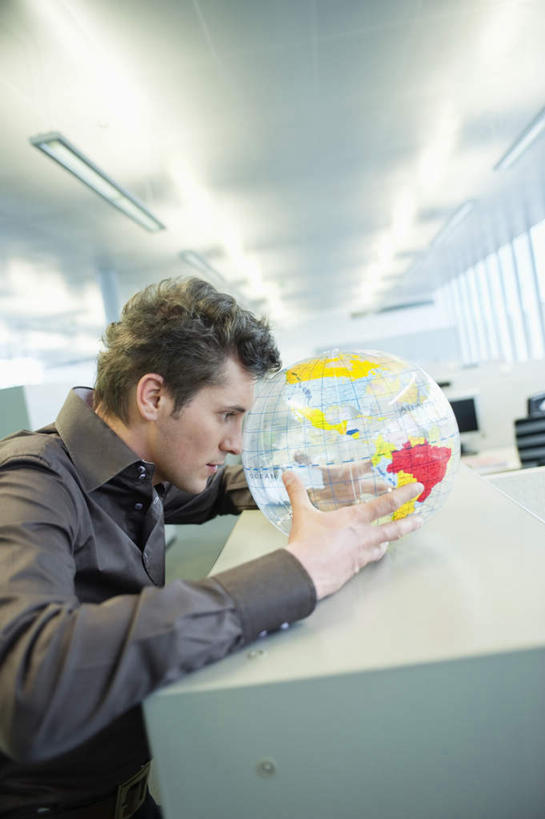 西方人,一个人,商务人士,商务男性,办公室,站,竖图,室内,白天,侧面,衬衫,游戏,仪器,海洋,地图,玩具,照明,欧洲,欧洲人,仅一个男性,仅一个人,仅一个中年男性,一排,许多,握,阴影,套装,朦胧,模糊,整齐,光线,网格,地球仪,线条,影子,塑料,世界地图,墙,地球,陆地,灯光,玩,全球,注视,娱乐,顶灯,墙壁,墙面,灯,球,排列,一个,经纬线,模型,气球,塑料制品,灯具,观察,看,站着,休闲,球体,充气玩具,橡胶,益智,握着,地理,国家,单个,观看,活动,照亮,大陆,察看,世界,照明设备,队列,发泄,关注,消遣,智力,商务装,纬线,版图,经线,工薪阶层,橡胶制品,经纬仪,地理学,宣泄,男人,男性,中年男性,白种人,白领,上班族,玩耍,嬉戏,站立,半身,彩图,衬衣,大洋,大洲