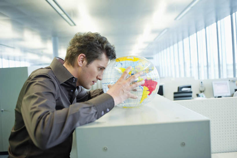 西方人,一个人,商务人士,商务男性,办公室,站,横图,室内,白天,侧面,衬衫,游戏,仪器,海洋,地图,玩具,照明,欧洲,欧洲人,仅一个男性,仅一个人,仅一个中年男性,一排,许多,握,阴影,套装,朦胧,模糊,整齐,光线,网格,地球仪,线条,影子,塑料,世界地图,墙,地球,陆地,灯光,玩,全球,注视,娱乐,顶灯,墙壁,墙面,灯,球,排列,一个,经纬线,模型,气球,塑料制品,灯具,观察,看,站着,休闲,球体,充气玩具,橡胶,益智,握着,地理,国家,单个,观看,活动,照亮,大陆,察看,世界,照明设备,队列,发泄,关注,消遣,智力,商务装,纬线,版图,经线,工薪阶层,橡胶制品,经纬仪,地理学,宣泄,男人,男性,中年男性,白种人,白领,上班族,玩耍,嬉戏,站立,半身,彩图,衬衣,大洋,大洲