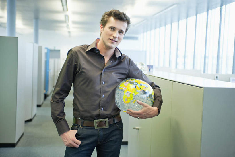 西方人,一个人,商务人士,商务男性,办公室,站,横图,室内,白天,正面,衬衫,游戏,仪器,海洋,地图,玩具,照明,欧洲,欧洲人,仅一个男性,仅一个人,仅一个中年男性,一排,许多,握,阴影,套装,朦胧,模糊,整齐,光线,网格,地球仪,线条,影子,塑料,世界地图,墙,地球,陆地,灯光,玩,全球,注视,娱乐,顶灯,墙壁,墙面,灯,球,排列,一个,经纬线,模型,气球,塑料制品,灯具,观察,看,站着,休闲,球体,充气玩具,橡胶,益智,握着,地理,国家,单个,观看,活动,照亮,大陆,察看,世界,照明设备,队列,发泄,关注,消遣,智力,商务装,纬线,手插袋,单手插袋,版图,经线,工薪阶层,橡胶制品,经纬仪,地理学,单手抄兜,单手放兜,宣泄,男人,男性,中年男性,白种人,白领,上班族,插兜,手插兜,手放口袋,玩耍,嬉戏,站立,半身,彩图,衬衣,大洋,大洲,手抄兜