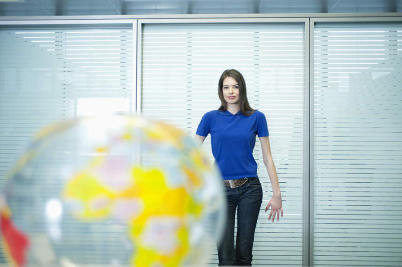 西方人,一个人,商务人士,商务女性,站,横图,室内,白天,正面,游戏,仪器,海洋,窗户,地图,玩具,欧洲,欧洲人,仅一个年轻女性,仅一个女性,仅一个人,阴影,套装,反射,网格,地球仪,线条,影子,塑料,世界地图,百叶窗,墙,地球,陆地,玩,全球,注视,娱乐,墙壁,墙面,球,一个,经纬线,模型,气球,塑料制品,观察,看,站着,休闲,球体,充气玩具,橡胶,益智,地理,国家,单个,观看,活动,大陆,察看,世界,发泄,关注,消遣,智力,商务装,纬线,版图,经线,工薪阶层,橡胶制品,经纬仪,地理学,宣泄,年轻女性,女人,女性,白种人,白领,上班族,玩耍,嬉戏,站立,半身,彩图,大洋,大洲