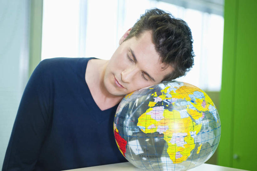 西方人,一个人,商务人士,商务男性,闭眼,睡,横图,室内,白天,正面,衬衫,游戏,仪器,海洋,窗户,地图,玩具,欧洲,欧洲人,仅一个男性,仅一个人,仅一个中年男性,阴影,套装,反射,网格,地球仪,线条,影子,塑料,世界地图,百叶窗,墙,地球,陆地,玩,全球,娱乐,墙壁,墙面,球,一个,经纬线,模型,气球,塑料制品,靠,靠着,休闲,球体,充气玩具,橡胶,益智,地理,国家,单个,活动,大陆,世界,发泄,消遣,智力,商务装,纬线,版图,经线,工薪阶层,橡胶制品,经纬仪,地理学,宣泄,男人,男性,中年男性,白种人,白领,上班族,闭眼睛,闭着眼,闭着眼睛,困,困觉,寝息,睡觉,玩耍,嬉戏,半身,彩图,衬衣,大洋,大洲