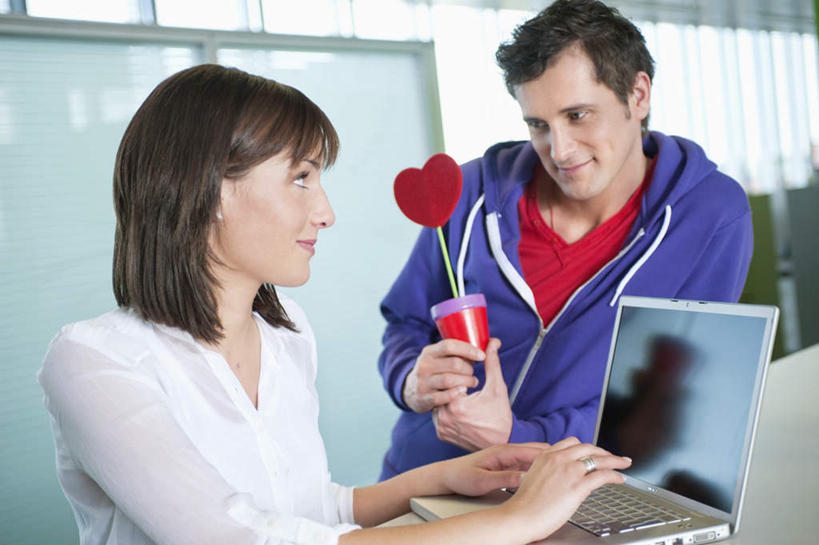 西方人,两个人,同事,商务人士,商务男性,商务女性,办公室,站,坐,横图,室内,白天,正面,衬衫,爱情,成功,合作,团队,集体,信心,电脑,笔记本电脑,窗户,家具,桌子,椅子,欧洲,欧洲人,敲打,握,阴影,套装,爱心,反射,网络,影子,办公桌,墙,浪漫,注视,输入,通讯设备,队伍,玻璃窗,墙壁,墙面,会议椅,打字,观察,看,靠,靠着,站着,温暖,温馨,心形,恩爱,握着,观看,点击,一台,敲击,办公椅,和睦,察看,无线,领导,成就,关注,通信设备,商务装,无线网络,合伙,领袖,无线上网,便携式电脑,工薪阶层,办公家具,商务椅,培训椅,按键,手提电脑,男人,男性,年轻女性,女人,女性,中年男性,白种人,心型,白领,上班族,站立,坐着,半身,彩图,衬衣,融洽