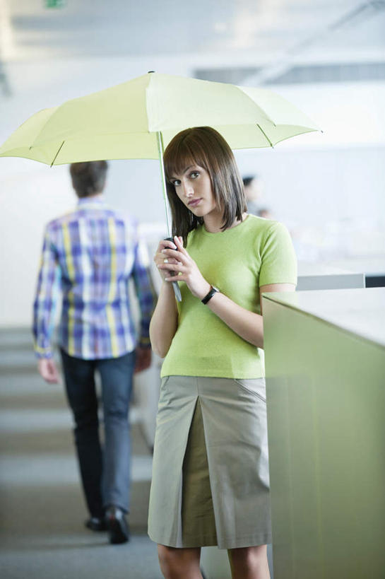 西方人,背部,两个人,同事,商务人士,商务男性,商务女性,办公室,站,走,吃,竖图,室内,白天,正面,衬衫,成功,合作,团队,集体,信心,欧洲,欧洲人,一把,阴影,套装,反射,伞,影子,雨伞,遮阳伞,墙,走道,走廊,过道,注视,阳伞,队伍,墙壁,墙面,白色,观察,看,站着,观看,察看,领导,太阳伞,成就,关注,商务装,合伙,领袖,工薪阶层,男人,男性,年轻男性,年轻女性,女人,女性,白种人,白领,上班族,步行,嚼,食,站立,走路,半身,彩图,衬衣