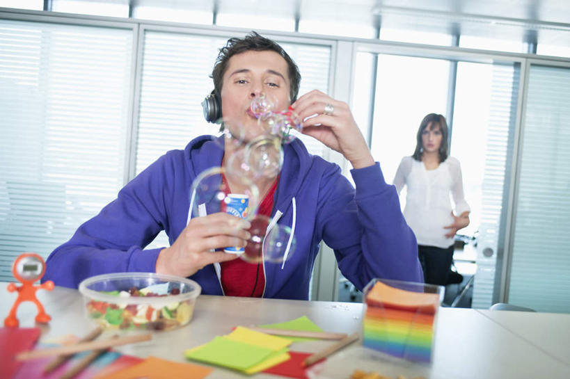 西方人,两个人,同事,商务人士,商务男性,商务女性,坐,横图,室内,白天,正面,游戏,快乐,满意,幸福,成功,合作,团队,集体,信心,电脑,笔记本电脑,窗户,门,桌子,餐具,玩具,椅子,欧洲,欧洲人,握,阴影,套装,服装,反射,网络,碟子,盘,影子,百叶窗,墙,音响,音乐,玩,注视,休闲装,娱乐,通讯设备,队伍,墙壁,墙面,衣服,盘子,耳机,会议椅,碟,门框,吹,观察,看,享受,休闲,休闲服,连帽衫,放松,益智,握着,服饰,观看,活动,办公椅,察看,无线,领导,舒适,享乐,成就,发泄,关注,消遣,智力,通信设备,商务装,无线网络,合伙,领袖,帽衫,泡泡机,无线上网,便携式电脑,工薪阶层,宣泄,商务椅,培训椅,手提电脑,男人,男性,年轻女性,女人,女性,中年男性,白种人,白领,上班族,玩耍,嬉戏,坐着,半身,彩图