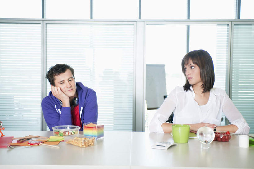 西方人,两个人,同事,商务人士,商务男性,商务女性,坐,横图,室内,白天,正面,快乐,满意,幸福,成功,合作,团队,集体,信心,电脑,笔记本电脑,窗户,门,桌子,樱桃,杯子,餐具,水果,椅子,欧洲,欧洲人,撑,握,阴影,套装,服装,新鲜,反射,网络,瓷器,碟子,盘,影子,百叶窗,墙,生食,食品,果实,咖啡杯,陶瓷制品,音响,音乐,托腮,注视,休闲装,娱乐,通讯设备,队伍,墙壁,墙面,食物,衣服,红色,盘子,耳机,会议椅,碟,门框,观察,看,托,享受,休闲,思考,休闲服,连帽衫,放松,握着,服饰,有机食品,绿色食品,观看,办公椅,察看,无线,领导,舒适,享乐,成就,关注,托下巴,瓷杯,通信设备,商务装,无线网络,合伙,领袖,帽衫,无线上网,便携式电脑,工薪阶层,商务椅,培训椅,思虑,手提电脑,男人,男性,年轻女性,女人,女性,中年男性,白种人,白领,上班族,樱珠,莺桃,英桃,楔桃,牛桃,荆桃,坐着,半身,彩图