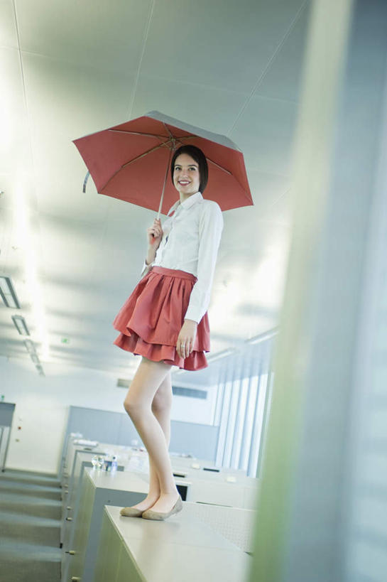 西方人,一个人,商务人士,商务女性,办公室,站,竖图,室内,白天,仰视,裙子,购物,消费,窗户,家具,落地窗,桌子,袋子,照明,欧洲,欧洲人,仅一个年轻女性,仅一个女性,仅一个人,一把,一排,许多,阴影,套装,整齐,光线,包装袋,伞,手提袋,影子,雨伞,遮阳伞,办公桌,灯光,购物袋,拎,注视,阳伞,顶灯,玻璃窗,灯,排列,红色,灯具,观察,看,站着,金融,短裙,观看,半身裙,照亮,察看,太阳伞,照明设备,队列,购买,关注,商务装,贸易,工薪阶层,办公家具,年轻女性,女人,女性,白种人,白领,上班族,站立,彩图,低角度拍摄,全身,拎着