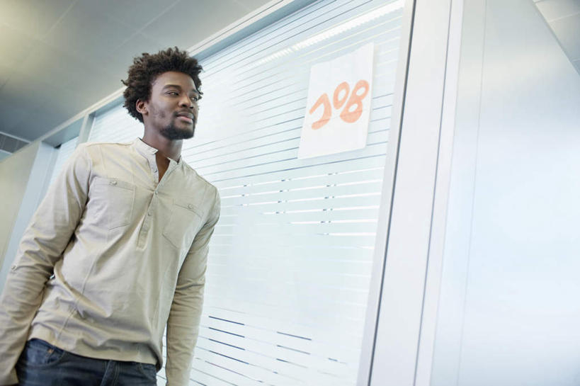 西方人,一个人,商务人士,商务男性,站,横图,室内,白天,仰视,衬衫,窗户,欧洲,非洲,黑人,欧洲人,仅一个男性,仅一个人,阴影,套装,反射,英文,标志,文字,影子,字符,字母,百叶窗,扭头,注视,标识,仅一个年轻男性,观察,看,站着,转头,观看,英文字母,察看,关注,商务装,工薪阶层,男人,男性,年轻男性,非洲人,白领,上班族,站立,半身,彩图,低角度拍摄,衬衣