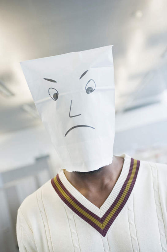 西方人,脸,头,脸颊,一个人,商务人士,商务男性,站,竖图,室内,特写,白天,正面,衬衫,失败,袋子,欧洲,欧洲人,仅一个男性,仅一个人,阴影,套装,沮丧,朦胧,模糊,光线,面具,影子,纸袋,灯光,肩膀,仅一个年轻男性,容器,站着,难受,无奈,储藏,失望,悲伤,伤心,难过,储存,失落,商务装,工薪阶层,颓废,挫败,受挫,落败,落空,错过,失足,失意,失策,失算,颓丧,衰颓,悲哀,懊丧,颓靡,气馁,丧气,败北,挫折,失利,男人,男性,年轻男性,白种人,头部,脸部,脸蛋,面部,白领,上班族,站立,半身,彩图,衬衣,贮存