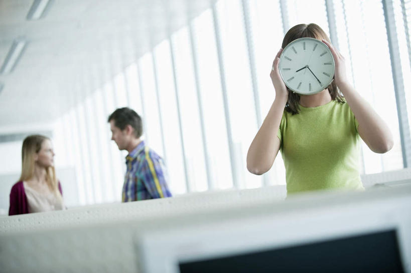 西方人,三个人,同事,商务人士,商务男性,商务女性,站,笑,微笑,横图,室内,白天,正面,成功,合作,团队,集体,信心,欧洲,欧洲人,握,阴影,套装,朦胧,模糊,时间,反射,时钟,影子,墙,计时,队伍,相视,墙壁,墙面,一个,白色,挂钟,钟表,站着,面对面,表,握着,遮,遮掩,单个,对视,领导,掩盖,互视,遮挡,成就,相对,商务装,合伙,领袖,工薪阶层,遮盖,相看,掩饰,男人,男性,年轻女性,女人,女性,中年男性,白种人,白领,上班族,钟,站立,半身,彩图