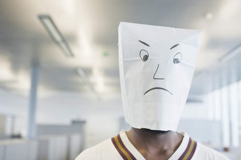 西方人,脸,头,脸颊,一个人,商务人士,商务男性,站,横图,室内,特写,白天,正面,衬衫,失败,袋子,欧洲,欧洲人,仅一个男性,仅一个人,阴影,套装,沮丧,朦胧,模糊,光线,面具,影子,纸袋,灯光,肩膀,仅一个年轻男性,容器,站着,难受,无奈,储藏,失望,悲伤,伤心,难过,储存,失落,商务装,工薪阶层,颓废,挫败,受挫,落败,落空,错过,失足,失意,失策,失算,颓丧,衰颓,悲哀,懊丧,颓靡,气馁,丧气,败北,挫折,失利,男人,男性,年轻男性,白种人,头部,脸部,脸蛋,面部,白领,上班族,站立,半身,彩图,衬衣,贮存