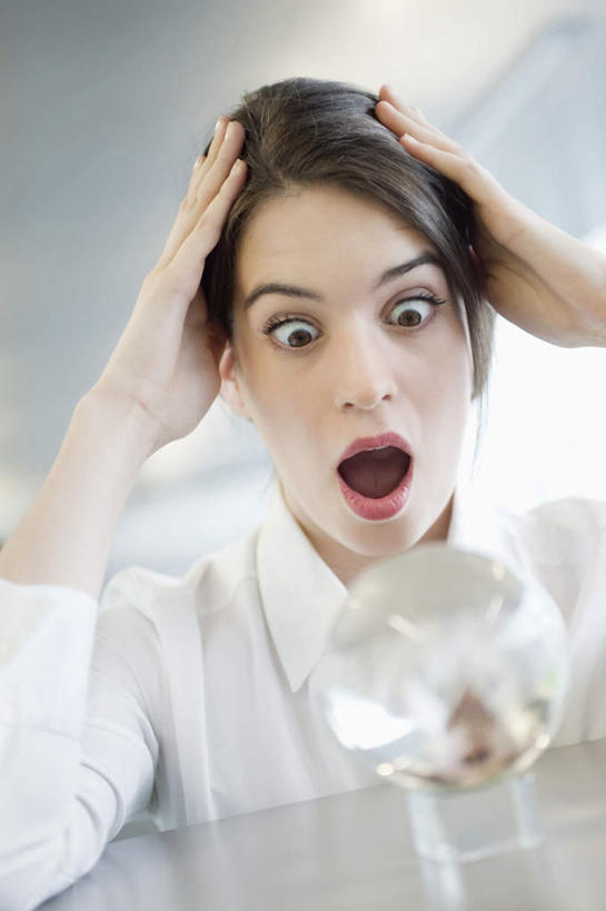 西方人,一个人,商务人士,商务女性,办公室,坐,竖图,室内,白天,正面,窗户,家具,落地窗,桌子,欧洲,欧洲人,仅一个年轻女性,仅一个女性,仅一个人,抱头,阴影,套装,惊讶,朦胧,模糊,透明,反射,影子,办公桌,水晶,玻璃窗,一个,张嘴,球体,水晶球,单个,惊奇,商务装,张大嘴巴,工薪阶层,办公家具,捧首,捧头,年轻女性,女人,女性,白种人,白领,上班族,张开嘴,坐着,半身,彩图