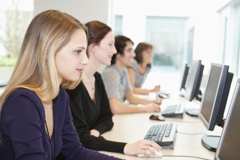 西方人,四个人,同事,商务人士,商务男性,商务女性,办公室,坐,笑,微笑,横图,室内,白天,侧面,衬衫,成功,合作,团队,集体,信心,电脑,显示器,鼠标,键盘,窗户,家具,桌子,欧洲,欧洲人,一排,敲打,阴影,套装,朦胧,模糊,整齐,反射,网络,影子,办公桌,墙,注视,输入,输入设备,通讯设备,队伍,玻璃窗,墙壁,墙面,排列,白色,打字,观察,看,四个,台式电脑,观看,点击,敲击,察看,领导,成就,队列,关注,通信设备,商务装,合伙,领袖,工薪阶层,输出设备,办公家具,按键,男人,男性,年轻男性,年轻女性,女人,女性,白种人,白领,上班族,坐着,半身,彩图,衬衣