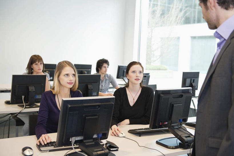 西方人,同事,商务人士,商务男性,商务女性,办公室,站,坐,笑,微笑,横图,室内,白天,正面,衬衫,成功,合作,团队,集体,信心,电脑,显示器,鼠标,键盘,窗户,家具,桌子,欧洲,欧洲人,五个人,一排,许多,敲打,阴影,套装,整齐,反射,网络,影子,办公桌,墙,许多人,注视,输入,输入设备,通讯设备,队伍,玻璃窗,墙壁,墙面,排列,白色,打字,观察,看,站着,一群人,台式电脑,观看,点击,敲击,察看,领导,成就,队列,关注,通信设备,商务装,合伙,领袖,工薪阶层,输出设备,办公家具,按键,男人,男性,年轻男性,年轻女性,女人,女性,白种人,白领,上班族,站立,坐着,半身,彩图,衬衣