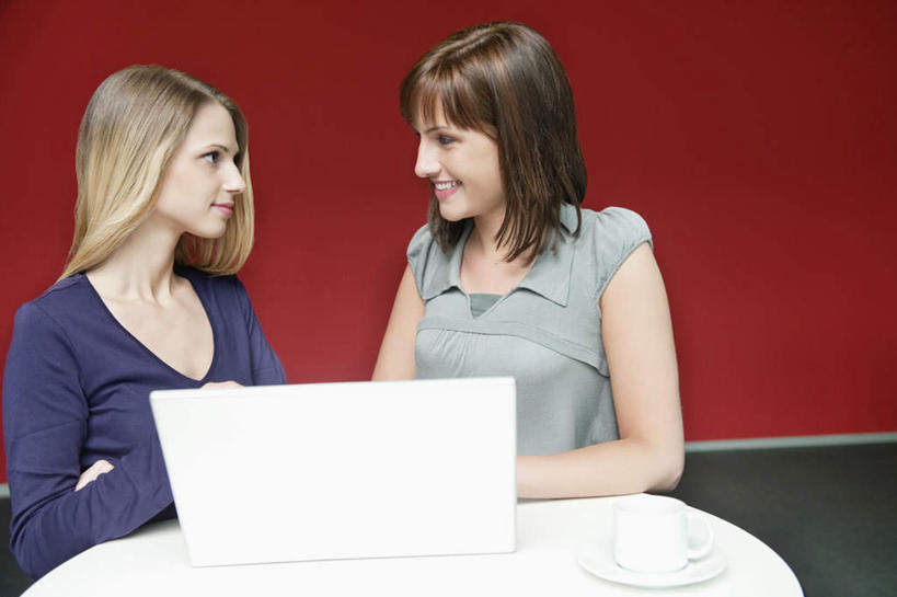 西方人,两个人,同事,商务人士,商务女性,坐,笑,微笑,露齿笑,横图,室内,白天,正面,成功,合作,团队,集体,信心,电脑,笔记本电脑,桌子,杯子,餐具,欧洲,欧洲人,阴影,套装,反射,网络,瓷器,碟子,盘,影子,墙,咖啡杯,陶瓷制品,通讯设备,队伍,相视,墙壁,墙面,一个,红色,白色,盘子,碟,面对面,单个,对视,一台,无线,领导,互视,成就,瓷杯,通信设备,相对,商务装,无线网络,合伙,领袖,无线上网,便携式电脑,工薪阶层,相看,手提电脑,年轻女性,女人,女性,白种人,白领,上班族,坐着,半身,彩图