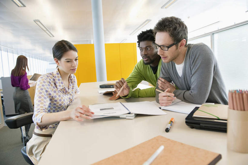 西方人,四个人,同事,商务人士,商务男性,商务女性,办公室,站,坐,说,横图,室内,白天,正面,衬衫,讨论,成功,合作,团队,集体,信心,家具,桌子,椅子,照明,欧洲,非洲,黑人,欧洲人,阴影,套装,光线,笔,材料,档案,文件,眼镜,影子,办公桌,灯光,办公用品,注视,队伍,顶灯,灯,文具,会议椅,学习用品,资料,灯具,观察,看,站着,观看,办公椅,文具用品,照亮,察看,领导,照明设备,成就,关注,文档,商务装,合伙,领袖,近视眼镜,工薪阶层,办公家具,商务椅,培训椅,交流,男人,男性,年轻男性,年轻女性,女人,女性,白种人,非洲人,白领,上班族,沟通,讲话,交谈,商讨,说话,谈话,站立,坐着,半身,彩图,衬衣