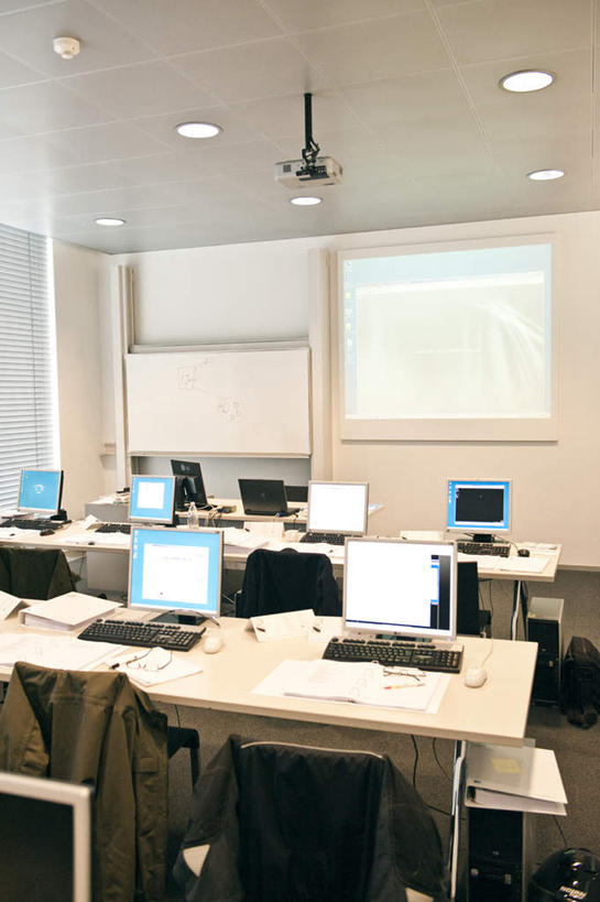 无人,办公室,竖图,室内,白天,正面,电脑,显示器,鼠标,键盘,家具,桌子,照明,一排,许多,阴影,整齐,光线,网络,屏幕,影子,办公桌,墙,灯光,输入设备,通讯设备,显示屏,顶灯,墙壁,墙面,灯,排列,白色,灯具,台式电脑,照亮,照明设备,队列,通信设备,输出设备,办公家具,彩图