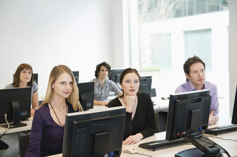 西方人,同事,商务人士,商务男性,商务女性,办公室,坐,笑,微笑,横图,室内,白天,正面,衬衫,成功,合作,团队,集体,信心,电脑,显示器,鼠标,键盘,窗户,家具,桌子,欧洲,欧洲人,五个人,一排,许多,敲打,阴影,套装,整齐,反射,网络,影子,办公桌,墙,许多人,注视,输入,输入设备,通讯设备,队伍,玻璃窗,墙壁,墙面,排列,白色,打字,观察,看,一群人,台式电脑,观看,点击,敲击,察看,领导,成就,队列,关注,通信设备,商务装,合伙,领袖,工薪阶层,输出设备,办公家具,按键,男人,男性,年轻男性,年轻女性,女人,女性,白种人,白领,上班族,坐着,半身,彩图,衬衣