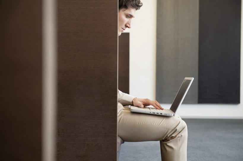 西方人,一个人,商务人士,商务男性,坐,横图,室内,白天,侧面,衬衫,电脑,笔记本电脑,椅子,欧洲,欧洲人,仅一个男性,仅一个人,仅一个中年男性,敲打,阴影,套装,朦胧,模糊,反射,网络,影子,墙,注视,输入,通讯设备,墙壁,墙面,打字,低头,观察,看,观看,点击,一台,敲击,察看,无线,关注,通信设备,商务装,无线网络,无线上网,便携式电脑,工薪阶层,按键,手提电脑,男人,男性,中年男性,白种人,白领,上班族,坐着,半身,彩图,衬衣