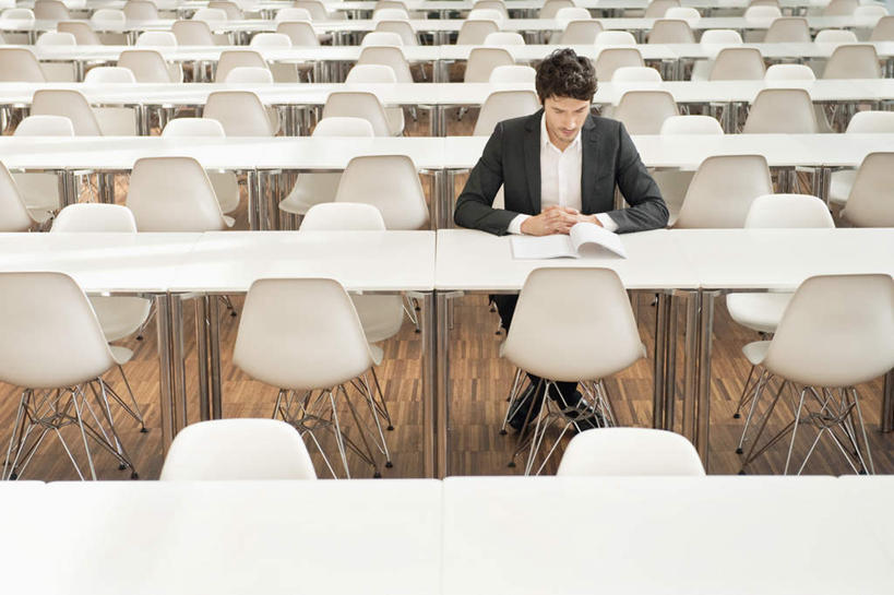 西方人,一个人,商务人士,商务男性,办公室,坐,横图,俯视,室内,白天,衬衫,家具,桌子,书籍,椅子,欧洲,欧洲人,仅一个男性,仅一个人,仅一个中年男性,一本,一排,许多,握,阴影,套装,整齐,反射,影子,办公桌,注视,排列,会议椅,低头,观察,看,握着,观看,办公椅,察看,队列,关注,商务装,工薪阶层,办公家具,商务椅,培训椅,男人,男性,中年男性,白种人,白领,上班族,书,图书,坐着,彩图,高角度拍摄,全身,衬衣