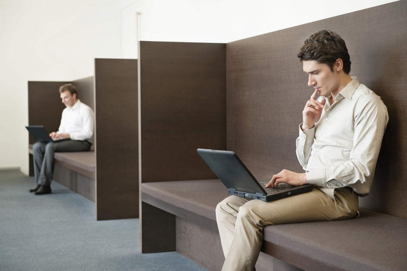 西方人,两个人,同事,商务人士,商务男性,坐,横图,室内,白天,侧面,衬衫,成功,合作,团队,集体,信心,电脑,笔记本电脑,椅子,欧洲,欧洲人,敲打,阴影,套装,反射,网络,影子,墙,注视,输入,通讯设备,队伍,墙壁,墙面,白色,打字,观察,看,观看,点击,敲击,两台,察看,无线,领导,成就,关注,通信设备,商务装,无线网络,合伙,领袖,无线上网,便携式电脑,工薪阶层,按键,手提电脑,男人,男性,年轻男性,中年男性,白种人,白领,上班族,坐着,半身,彩图,衬衣