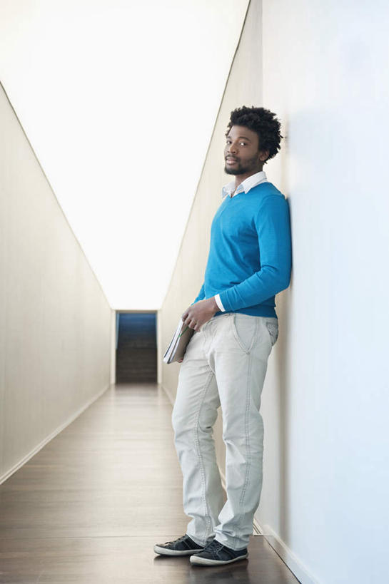 西方人,一个人,商务人士,商务男性,办公室,站,竖图,室内,白天,侧面,衬衫,欧洲,非洲,黑人,欧洲人,仅一个男性,仅一个人,握,阴影,套装,反射,材料,档案,文件,影子,墙,走道,走廊,过道,注视,墙壁,墙面,仅一个年轻男性,白色,资料,观察,看,靠,靠着,站着,握着,观看,一份,察看,关注,文档,商务装,工薪阶层,男人,男性,年轻男性,非洲人,白领,上班族,站立,彩图,全身,衬衣