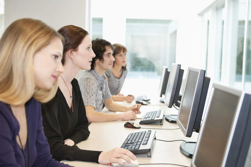 西方人,四个人,同事,商务人士,商务男性,商务女性,办公室,坐,笑,微笑,横图,室内,白天,侧面,衬衫,成功,合作,团队,集体,信心,电脑,显示器,鼠标,键盘,窗户,家具,桌子,欧洲,欧洲人,一排,敲打,阴影,套装,朦胧,模糊,整齐,反射,网络,影子,办公桌,墙,注视,输入,输入设备,通讯设备,队伍,玻璃窗,墙壁,墙面,排列,白色,打字,观察,看,四个,台式电脑,观看,点击,敲击,察看,领导,成就,队列,关注,通信设备,商务装,合伙,领袖,工薪阶层,输出设备,办公家具,按键,男人,男性,年轻男性,年轻女性,女人,女性,白种人,白领,上班族,坐着,半身,彩图,衬衣