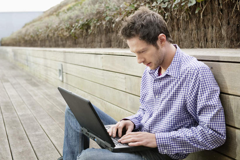 西方人,一个人,商务人士,商务男性,坐,笑,盘腿,微笑,露齿笑,横图,室外,白天,侧面,衬衫,电脑,笔记本电脑,树林,植物,地板,欧洲,欧洲人,仅一个男性,仅一个人,套装,网络,地面,注视,通讯设备,木地板,树,树木,仅一个年轻男性,绿色,自然,低头,观察,看,生长,成长,观看,一台,察看,无线,关注,通信设备,商务装,无线网络,无线上网,便携式电脑,工薪阶层,手提电脑,男人,男性,年轻男性,白种人,白领,上班族,盘腿而坐,盘膝,盘着腿的,盘着腿坐,双腿交叉,坐着,半身,彩图,衬衣