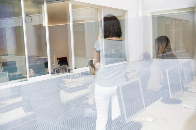 西方人,同事,商务人士,商务男性,商务女性,办公室,站,坐,横图,室内,白天,衬衫,成功,合作,团队,集体,信心,电脑,显示器,鼠标,键盘,窗户,家具,桌子,欧洲,欧洲人,五个人,一排,许多,阴影,套装,整齐,时间,反射,网络,时钟,影子,办公桌,许多人,计时,注视,输入设备,通讯设备,队伍,玻璃窗,排列,背面,挂钟,钟表,观察,看,站着,一群人,表,台式电脑,观看,察看,领导,成就,队列,关注,通信设备,商务装,合伙,领袖,工薪阶层,输出设备,办公家具,男人,男性,年轻男性,年轻女性,女人,女性,白种人,白领,上班族,钟,站立,坐着,半身,彩图,衬衣