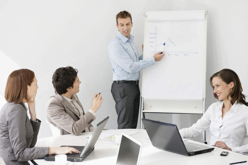 西方人,四个人,同事,商务人士,商务男性,商务女性,办公室,站,坐,说,横图,室内,白天,正面,衬衫,讨论,成功,合作,团队,集体,信心,电脑,笔记本电脑,家具,桌子,欧洲,欧洲人,指,阴影,套装,会议,反射,网络,笔,影子,办公桌,墙,办公用品,注视,指点,通讯设备,队伍,墙壁,墙面,文具,白色,白板,学习用品,观察,看,站着,观看,文具用品,察看,无线,领导,指向,成就,关注,通信设备,商务装,集会,无线网络,记录板,合伙,领袖,无线上网,便携式电脑,工薪阶层,记事板,办公家具,交流,手提电脑,男人,男性,年轻男性,年轻女性,女人,女性,白种人,白领,上班族,沟通,讲话,交谈,商讨,说话,谈话,站立,坐着,半身,彩图,衬衣