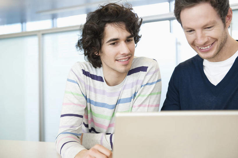 西方人,两个人,同事,商务人士,商务男性,办公室,坐,笑,微笑,露齿笑,横图,室内,白天,正面,衬衫,成功,合作,团队,集体,信心,电脑,笔记本电脑,家具,桌子,欧洲,欧洲人,指,阴影,套装,光线,网络,影子,办公桌,灯光,注视,指点,通讯设备,队伍,观察,看,观看,一台,察看,无线,领导,指向,成就,关注,通信设备,商务装,无线网络,合伙,领袖,无线上网,便携式电脑,工薪阶层,办公家具,手提电脑,男人,男性,年轻男性,白种人,白领,上班族,坐着,半身,彩图,衬衣