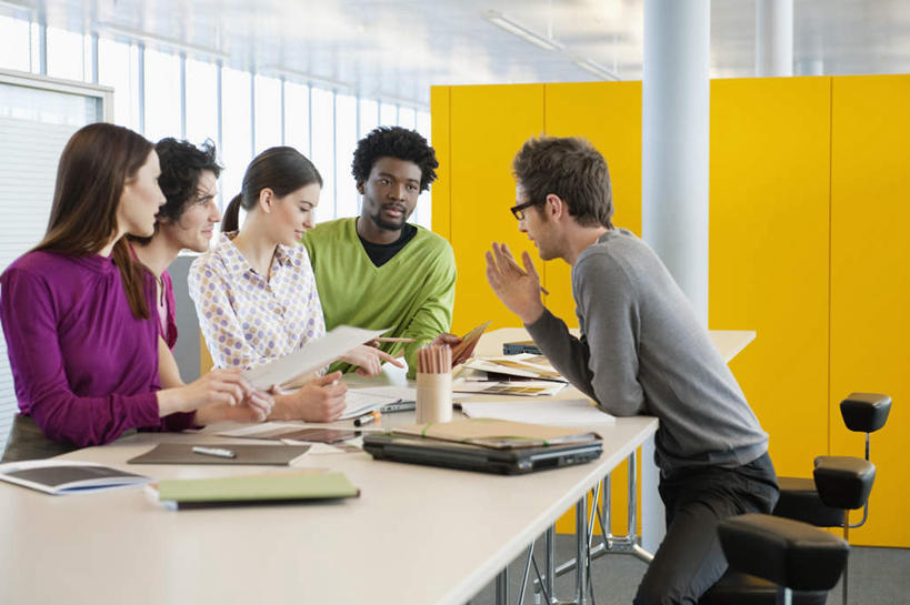 西方人,同事,商务人士,商务男性,商务女性,办公室,坐,笑,说,微笑,露齿笑,横图,室内,白天,正面,衬衫,讨论,成功,合作,团队,集体,信心,电脑,笔记本电脑,家具,桌子,欧洲,非洲,黑人,欧洲人,五个人,一副,握,阴影,套装,会议,光线,网络,笔,材料,档案,文件,眼镜,影子,办公桌,灯光,办公用品,许多人,注视,通讯设备,队伍,水笔,相视,文具,学习用品,资料,观察,看,一群人,面对面,握着,观看,对视,文具用品,察看,无线,领导,互视,成就,关注,文档,通信设备,相对,商务装,集会,无线网络,合伙,领袖,近视眼镜,无线上网,便携式电脑,工薪阶层,相看,办公家具,交流,手提电脑,白种人,非洲人,白领,上班族,沟通,讲话,交谈,商讨,说话,谈话,坐着,半身,彩图,衬衣