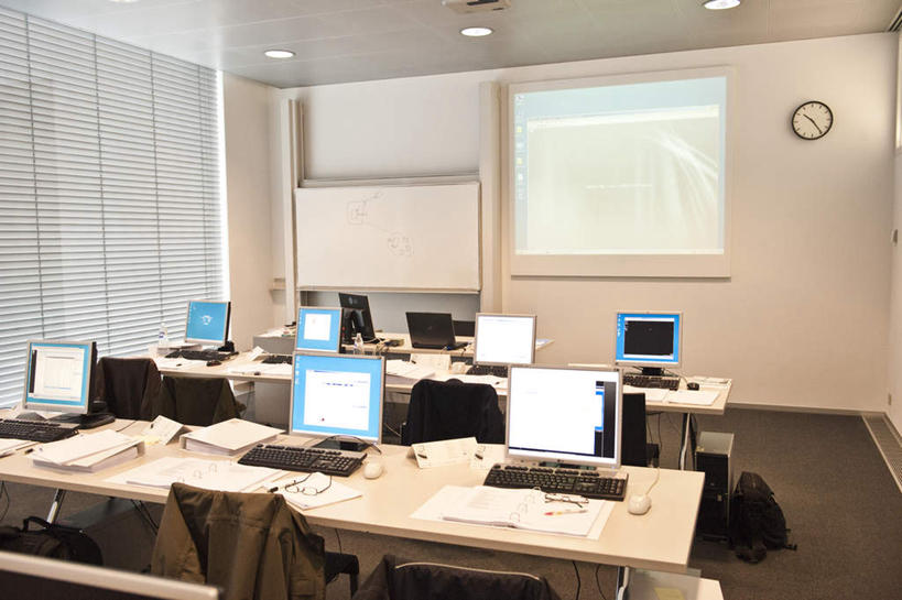 无人,办公室,横图,室内,白天,正面,电脑,显示器,鼠标,键盘,家具,桌子,照明,一排,许多,阴影,整齐,时间,光线,网络,材料,档案,屏幕,时钟,文件,影子,办公桌,墙,灯光,计时,输入设备,通讯设备,显示屏,顶灯,墙壁,墙面,灯,排列,白色,资料,灯具,挂钟,钟表,表,台式电脑,照亮,照明设备,队列,文档,通信设备,输出设备,办公家具,钟,彩图