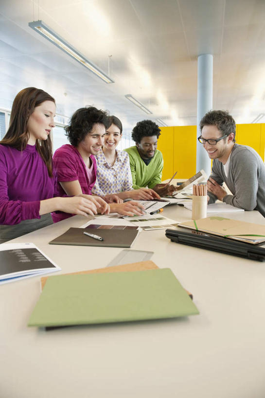 西方人,同事,商务人士,商务男性,商务女性,办公室,坐,笑,说,微笑,露齿笑,竖图,室内,白天,正面,衬衫,讨论,成功,合作,团队,集体,信心,电脑,笔记本电脑,家具,桌子,欧洲,非洲,黑人,欧洲人,五个人,一副,握,阴影,套装,会议,光线,网络,笔,材料,档案,文件,眼镜,影子,办公桌,灯光,办公用品,许多人,注视,通讯设备,队伍,水笔,相视,文具,学习用品,资料,观察,看,一群人,面对面,握着,观看,对视,文具用品,察看,无线,领导,互视,成就,关注,文档,通信设备,相对,商务装,集会,无线网络,合伙,领袖,近视眼镜,无线上网,便携式电脑,工薪阶层,相看,办公家具,交流,手提电脑,白种人,非洲人,白领,上班族,沟通,讲话,交谈,商讨,说话,谈话,坐着,半身,彩图,衬衣