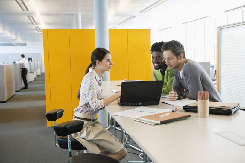 西方人,三个人,同事,商务人士,商务男性,商务女性,办公室,坐,笑,说,微笑,露齿笑,横图,室内,白天,侧面,衬衫,讨论,成功,合作,团队,集体,信心,电脑,笔记本电脑,家具,桌子,椅子,照明,欧洲,非洲,黑人,欧洲人,握,阴影,套装,光线,网络,笔,材料,档案,文件,影子,办公桌,灯光,办公用品,注视,通讯设备,队伍,顶灯,灯,文具,会议椅,学习用品,资料,灯具,观察,看,握着,观看,办公椅,文具用品,照亮,察看,无线,领导,照明设备,成就,关注,文档,通信设备,商务装,无线网络,合伙,领袖,无线上网,便携式电脑,工薪阶层,办公家具,商务椅,培训椅,交流,手提电脑,男人,男性,年轻男性,年轻女性,女人,女性,白种人,非洲人,白领,上班族,沟通,讲话,交谈,商讨,说话,谈话,坐着,半身,彩图,衬衣