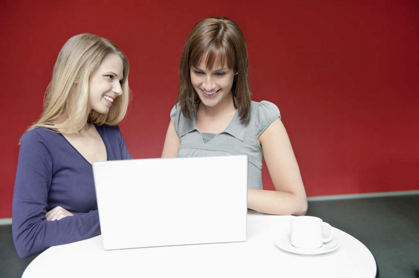 西方人,两个人,同事,商务人士,商务女性,坐,笑,微笑,露齿笑,横图,室内,白天,正面,成功,合作,团队,集体,信心,电脑,笔记本电脑,桌子,杯子,餐具,欧洲,欧洲人,阴影,套装,反射,网络,瓷器,碟子,盘,影子,墙,咖啡杯,陶瓷制品,通讯设备,队伍,相视,墙壁,墙面,一个,红色,白色,盘子,碟,面对面,单个,对视,一台,无线,领导,互视,成就,瓷杯,通信设备,相对,商务装,无线网络,合伙,领袖,无线上网,便携式电脑,工薪阶层,相看,手提电脑,年轻女性,女人,女性,白种人,白领,上班族,坐着,半身,彩图