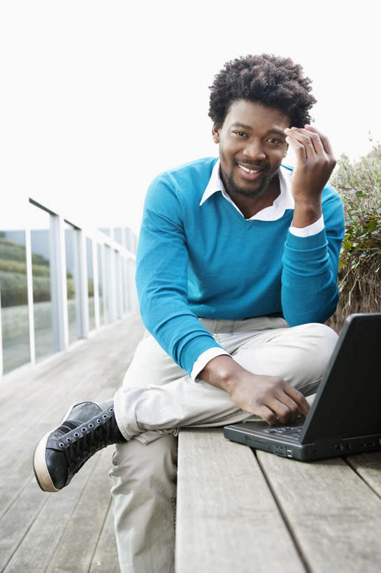 西方人,一个人,商务人士,商务男性,坐,笑,微笑,露齿笑,竖图,室外,白天,正面,衬衫,电脑,笔记本电脑,草地,草坪,植物,叶子,椅子,欧洲,非洲,黑人,欧洲人,仅一个男性,仅一个人,敲打,套装,网络,木椅,绿叶,注视,输入,通讯设备,草,仅一个年轻男性,绿色,打字,低头,观察,看,嫩叶,观看,点击,一台,敲击,察看,无线,关注,通信设备,商务装,无线网络,无线上网,便携式电脑,工薪阶层,按键,手提电脑,男人,男性,年轻男性,非洲人,白领,上班族,叶,叶片,坐着,半身,彩图,衬衣