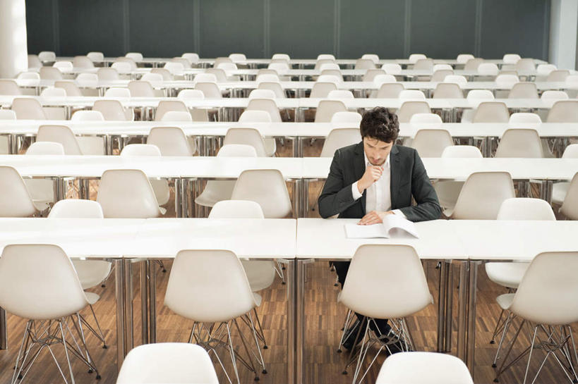 西方人,一个人,商务人士,商务男性,办公室,坐,横图,俯视,室内,白天,衬衫,家具,桌子,书籍,椅子,欧洲,欧洲人,仅一个男性,仅一个人,仅一个中年男性,一本,一排,许多,撑,握,阴影,套装,整齐,反射,影子,办公桌,托腮,注视,排列,会议椅,低头,观察,看,托,思考,握着,观看,办公椅,察看,队列,关注,托下巴,商务装,工薪阶层,办公家具,商务椅,培训椅,思虑,男人,男性,中年男性,白种人,白领,上班族,书,图书,坐着,彩图,高角度拍摄,全身,衬衣