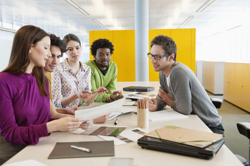 西方人,同事,商务人士,商务男性,商务女性,办公室,坐,笑,说,微笑,露齿笑,横图,室内,白天,正面,衬衫,讨论,成功,合作,团队,集体,信心,电脑,笔记本电脑,家具,桌子,欧洲,非洲,黑人,欧洲人,五个人,一副,握,阴影,套装,会议,光线,网络,笔,材料,档案,文件,眼镜,影子,办公桌,灯光,办公用品,许多人,注视,通讯设备,队伍,水笔,相视,文具,学习用品,资料,观察,看,一群人,面对面,握着,观看,对视,文具用品,察看,无线,领导,互视,成就,关注,文档,通信设备,相对,商务装,集会,无线网络,合伙,领袖,近视眼镜,无线上网,便携式电脑,工薪阶层,相看,办公家具,交流,手提电脑,白种人,非洲人,白领,上班族,沟通,讲话,交谈,商讨,说话,谈话,坐着,半身,彩图,衬衣