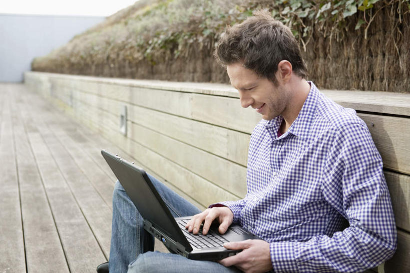 西方人,一个人,商务人士,商务男性,坐,笑,盘腿,微笑,露齿笑,横图,室外,白天,侧面,衬衫,电脑,笔记本电脑,树林,植物,地板,欧洲,欧洲人,仅一个男性,仅一个人,套装,网络,地面,注视,通讯设备,木地板,树,树木,仅一个年轻男性,绿色,自然,低头,观察,看,生长,成长,观看,一台,察看,无线,关注,通信设备,商务装,无线网络,无线上网,便携式电脑,工薪阶层,手提电脑,男人,男性,年轻男性,白种人,白领,上班族,盘腿而坐,盘膝,盘着腿的,盘着腿坐,双腿交叉,坐着,半身,彩图,衬衣