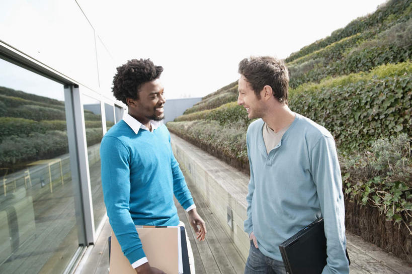 西方人,两个人,同事,商务人士,商务男性,栏杆,站,笑,微笑,露齿笑,横图,室外,白天,正面,衬衫,成功,合作,团队,集体,信心,电脑,笔记本电脑,草地,草坪,植物,欧洲,非洲,黑人,欧洲人,握,套装,网络,围栏,走道,走廊,过道,注视,通讯设备,队伍,护栏,相视,草,树,树木,绿色,自然,观察,看,站着,面对面,握着,生长,成长,观看,对视,察看,无线,领导,互视,成就,关注,通信设备,相对,商务装,无线网络,合伙,领袖,无线上网,便携式电脑,工薪阶层,相看,手提电脑,男人,男性,年轻男性,白种人,非洲人,白领,上班族,站立,半身,彩图,衬衣