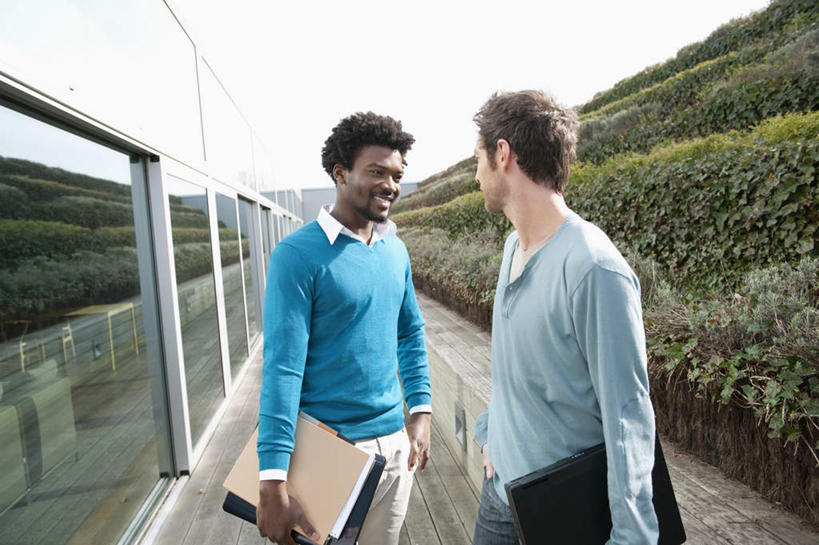 西方人,两个人,同事,商务人士,商务男性,栏杆,站,笑,微笑,露齿笑,横图,室外,白天,正面,衬衫,成功,合作,团队,集体,信心,电脑,笔记本电脑,草地,草坪,植物,欧洲,非洲,黑人,欧洲人,握,套装,网络,围栏,走道,走廊,过道,注视,通讯设备,队伍,护栏,相视,草,树,树木,绿色,自然,观察,看,站着,面对面,握着,生长,成长,观看,对视,察看,无线,领导,互视,成就,关注,通信设备,相对,商务装,无线网络,合伙,领袖,无线上网,便携式电脑,工薪阶层,相看,手提电脑,男人,男性,年轻男性,白种人,非洲人,白领,上班族,站立,半身,彩图,衬衣