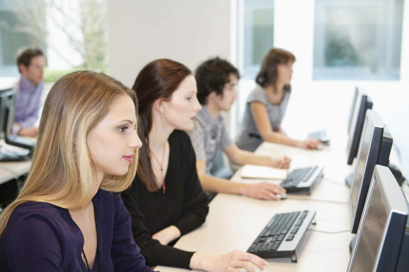 西方人,同事,商务人士,商务男性,商务女性,办公室,坐,笑,微笑,横图,室内,白天,侧面,衬衫,成功,合作,团队,集体,信心,电脑,显示器,鼠标,键盘,窗户,家具,桌子,欧洲,欧洲人,五个人,一排,敲打,阴影,套装,朦胧,模糊,整齐,反射,网络,影子,办公桌,墙,许多人,注视,输入,输入设备,通讯设备,队伍,玻璃窗,墙壁,墙面,排列,白色,打字,观察,看,四个,一群人,台式电脑,观看,点击,敲击,察看,领导,成就,队列,关注,通信设备,商务装,合伙,领袖,工薪阶层,输出设备,办公家具,按键,男人,男性,年轻男性,年轻女性,女人,女性,白种人,白领,上班族,坐着,半身,彩图,衬衣