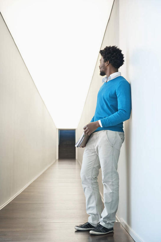 西方人,一个人,商务人士,商务男性,办公室,站,竖图,室内,白天,侧面,衬衫,欧洲,非洲,黑人,欧洲人,仅一个男性,仅一个人,握,阴影,套装,反射,材料,档案,文件,影子,墙,走道,走廊,过道,扭头,注视,墙壁,墙面,仅一个年轻男性,白色,资料,观察,看,靠,靠着,站着,转头,握着,观看,一份,察看,关注,文档,商务装,工薪阶层,男人,男性,年轻男性,非洲人,白领,上班族,站立,彩图,全身,衬衣