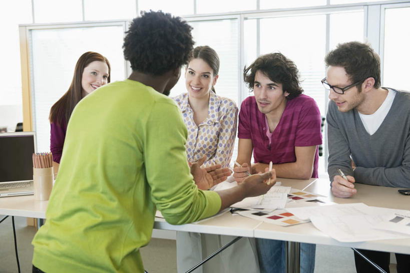 西方人,背部,同事,商务人士,商务男性,商务女性,办公室,站,笑,说,微笑,露齿笑,横图,室内,白天,正面,衬衫,讨论,成功,合作,团队,集体,信心,窗户,家具,桌子,欧洲,非洲,黑人,欧洲人,五个人,一副,许多,阴影,套装,会议,反射,材料,档案,文件,眼镜,影子,办公桌,墙,许多人,队伍,玻璃窗,相视,墙壁,墙面,资料,站着,一群人,面对面,对视,领导,互视,成就,文档,相对,商务装,集会,合伙,领袖,近视眼镜,工薪阶层,相看,办公家具,交流,男人,男性,年轻男性,年轻女性,女人,女性,白种人,非洲人,白领,上班族,沟通,讲话,交谈,商讨,说话,谈话,站立,半身,彩图,衬衣