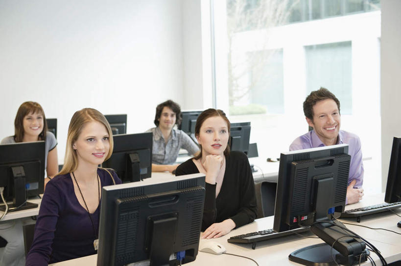 西方人,同事,商务人士,商务男性,商务女性,办公室,坐,笑,微笑,横图,室内,白天,正面,衬衫,成功,合作,团队,集体,信心,电脑,显示器,鼠标,键盘,窗户,家具,桌子,欧洲,欧洲人,五个人,一排,许多,敲打,阴影,套装,整齐,反射,网络,影子,办公桌,墙,许多人,注视,输入,输入设备,通讯设备,队伍,玻璃窗,墙壁,墙面,排列,白色,打字,观察,看,一群人,台式电脑,观看,点击,敲击,察看,领导,成就,队列,关注,通信设备,商务装,合伙,领袖,工薪阶层,输出设备,办公家具,按键,男人,男性,年轻男性,年轻女性,女人,女性,白种人,白领,上班族,坐着,半身,彩图,衬衣