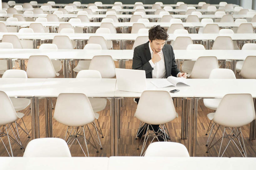 西方人,一个人,商务人士,商务男性,办公室,坐,横图,俯视,室内,白天,衬衫,电脑,笔记本电脑,家具,桌子,书籍,椅子,欧洲,欧洲人,仅一个男性,仅一个人,仅一个中年男性,一本,一排,许多,撑,握,阴影,套装,整齐,反射,网络,影子,办公桌,托腮,注视,通讯设备,排列,会议椅,低头,观察,看,托,思考,握着,观看,一台,办公椅,察看,无线,队列,关注,托下巴,通信设备,商务装,无线网络,无线上网,便携式电脑,工薪阶层,办公家具,商务椅,培训椅,思虑,手提电脑,男人,男性,中年男性,白种人,白领,上班族,书,图书,坐着,彩图,高角度拍摄,全身,衬衣